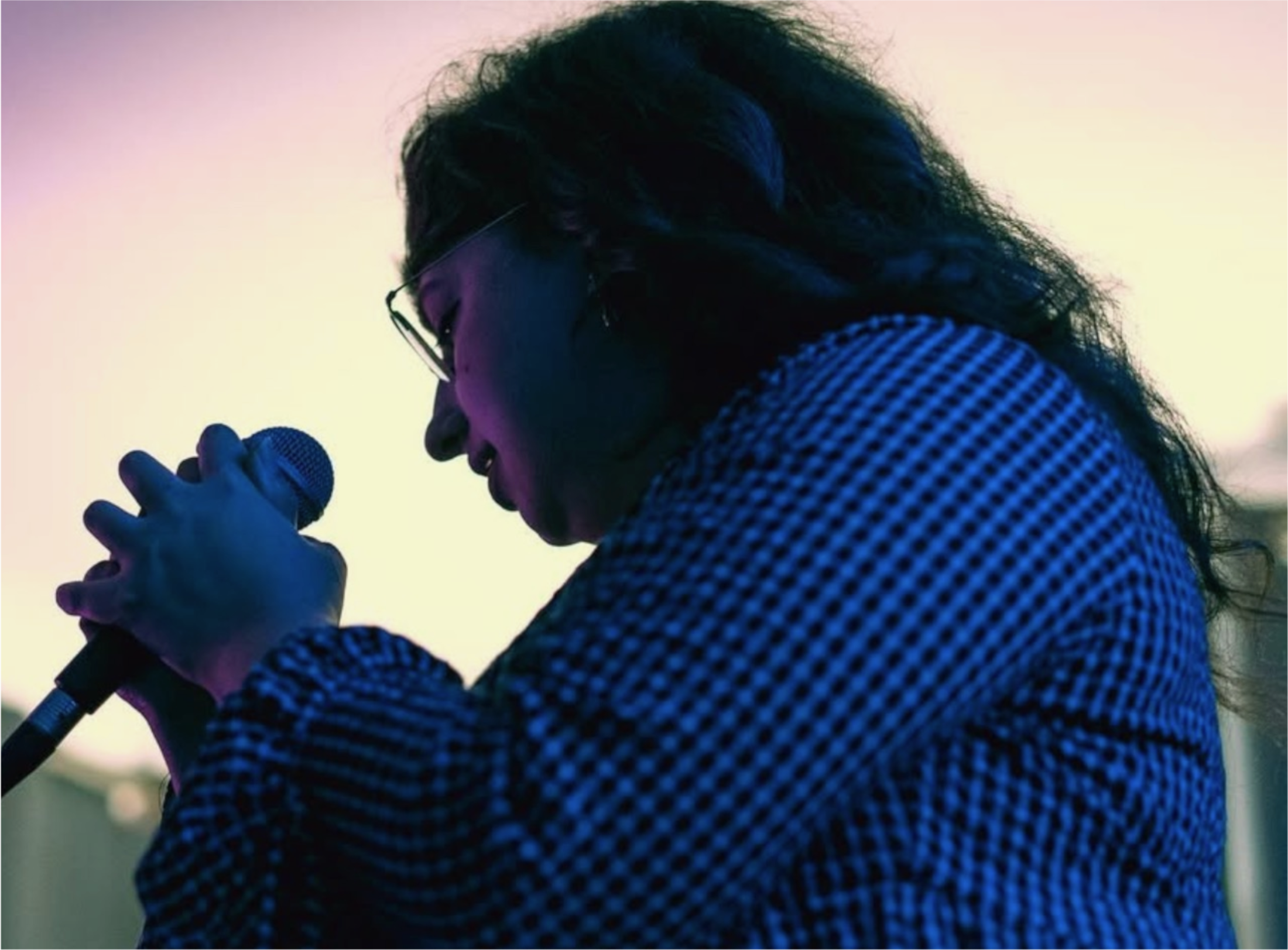 Bee performing in Brooklyn